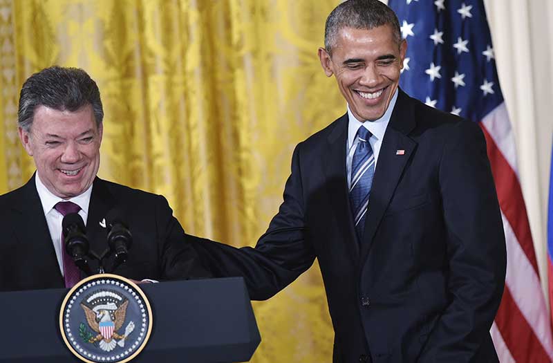 Colombia&rsquo;s President Juan Manuel Santos (L) shares a laugh with US President Barack Obama during a reception in the East Room of the White House in Washington on February 4, 2016